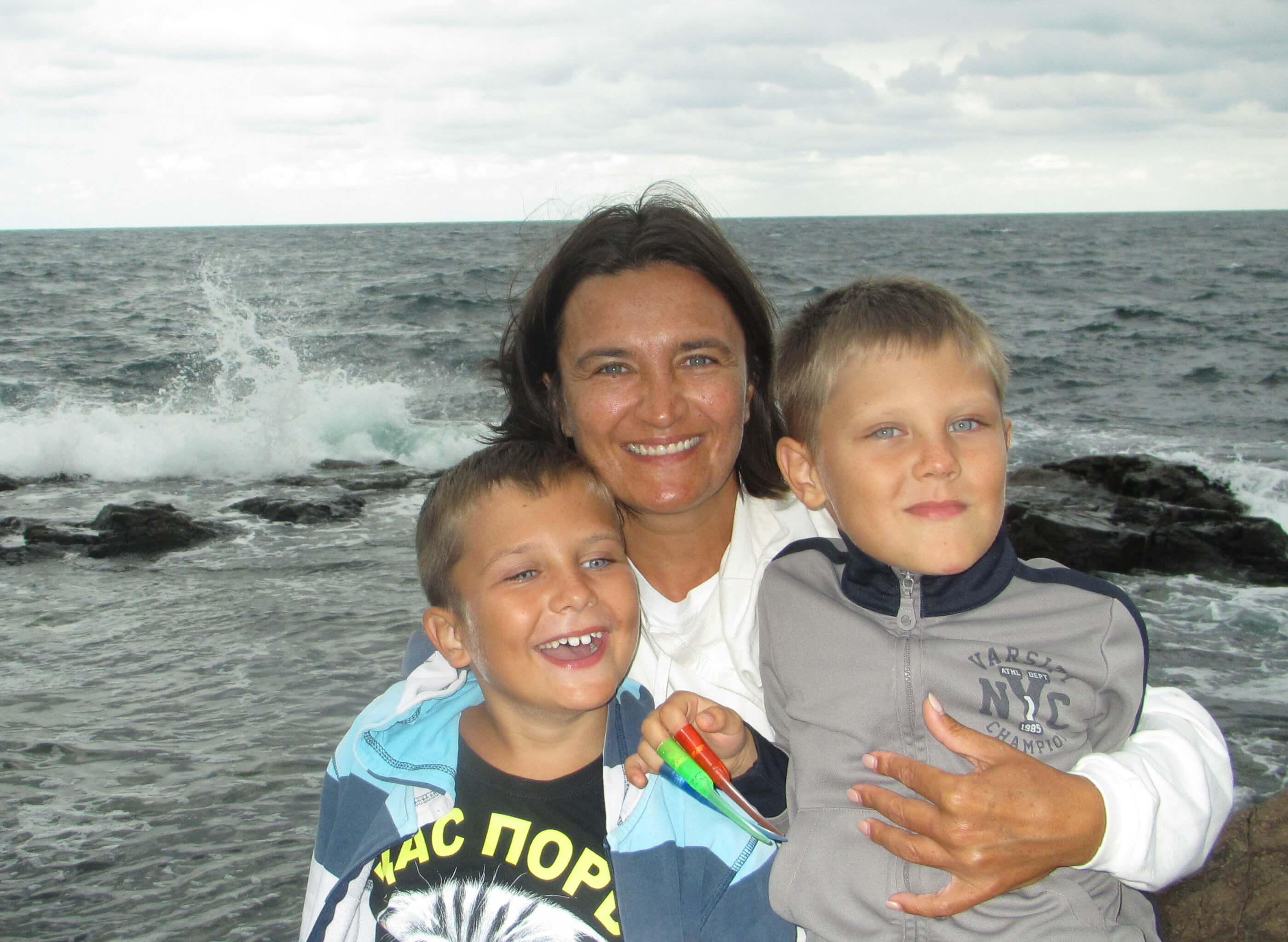 Анна Литвинова с сыновьями Никитой и Даниилом