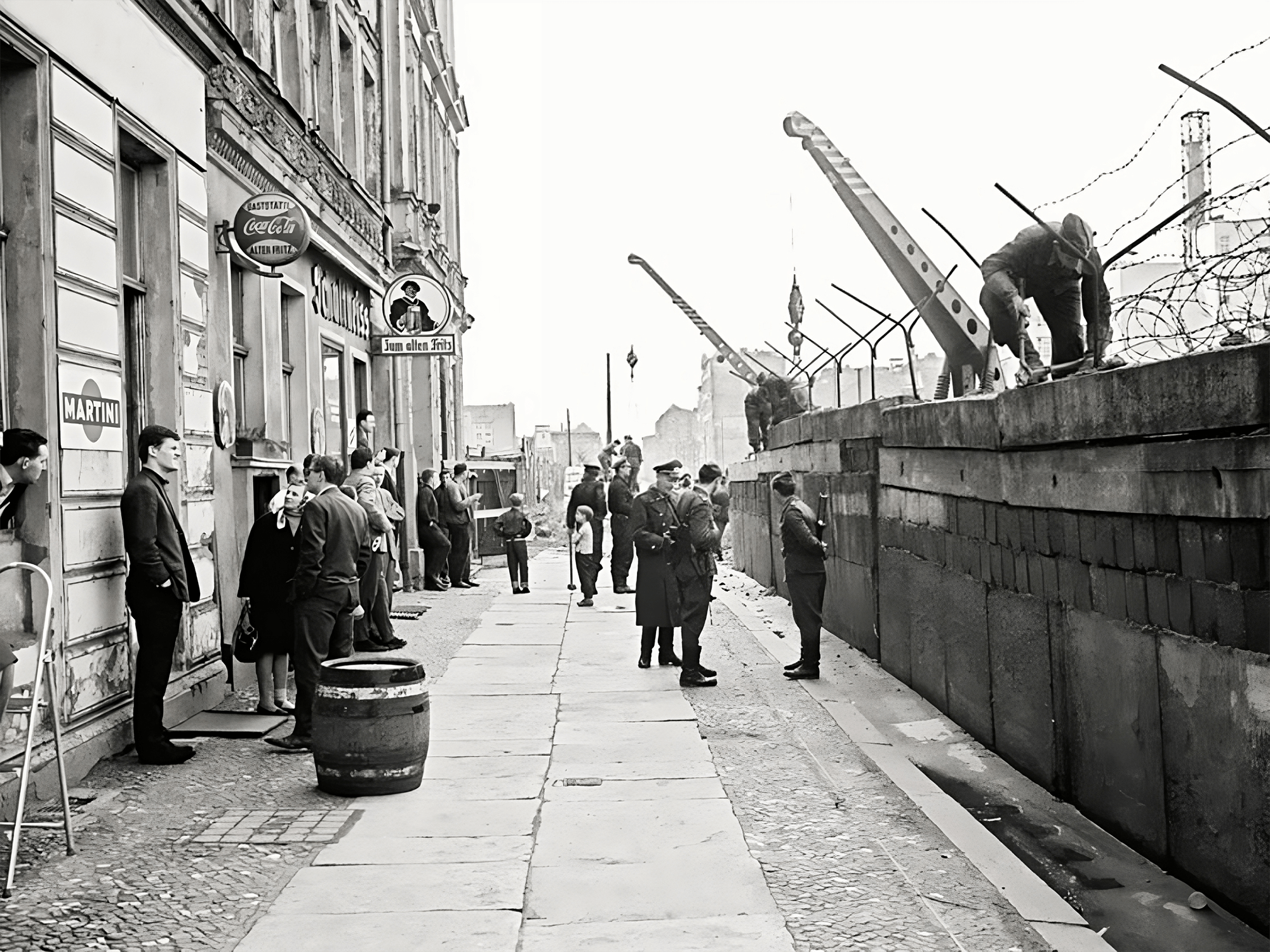 Возведение берлинской стены год. Берлинская стена Берлин 1961. Сооружение Берлинской стены 1961. Берлинский кризис 1961 в Берлинская стена. Возведение Берлинской стены в 1961.