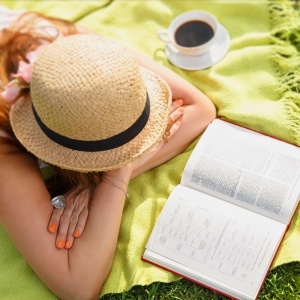 Чем порадовать себя в отпуске – от Амора Тоулза до Сары Джио