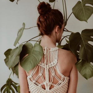 Макраме на подиуме и Ума Турман со спицами: как рукоделие вернулось в моду