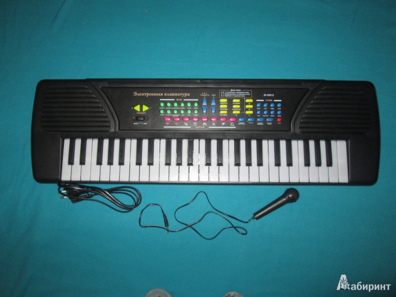 Иллюстрация 2 из 5 для Синтезатор, 49 клавиш с микрофоном 78 см (D-00012) | Лабиринт - игрушки. Источник: Вебер  Оксана Анатольевна