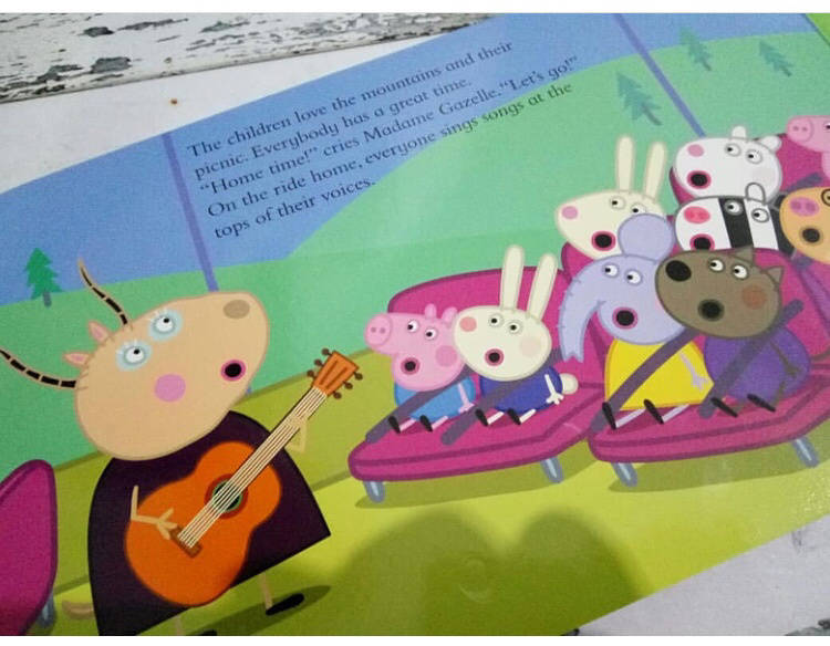 Иллюстрация 2 из 5 для Peppa Pig. The Wheels on the Bus. Board Book | Лабиринт - книги. Источник: Исаева  Екатерина Юрьевна