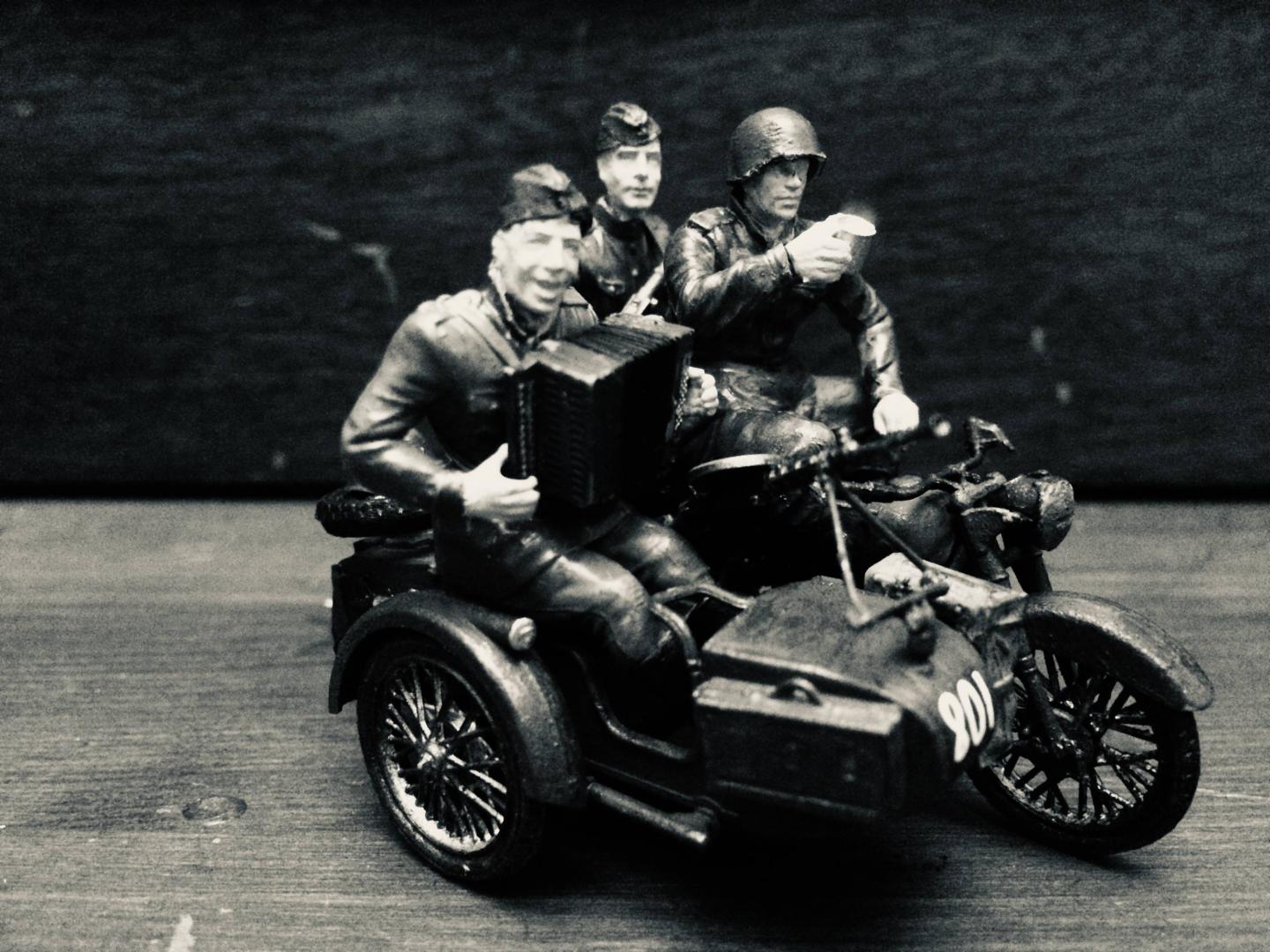 Иллюстрация 10 из 10 для Советский мотоцикл M-72 с коляской и экипажем (3639) | Лабиринт - игрушки. Источник: Сухов  Георгий Валентинович