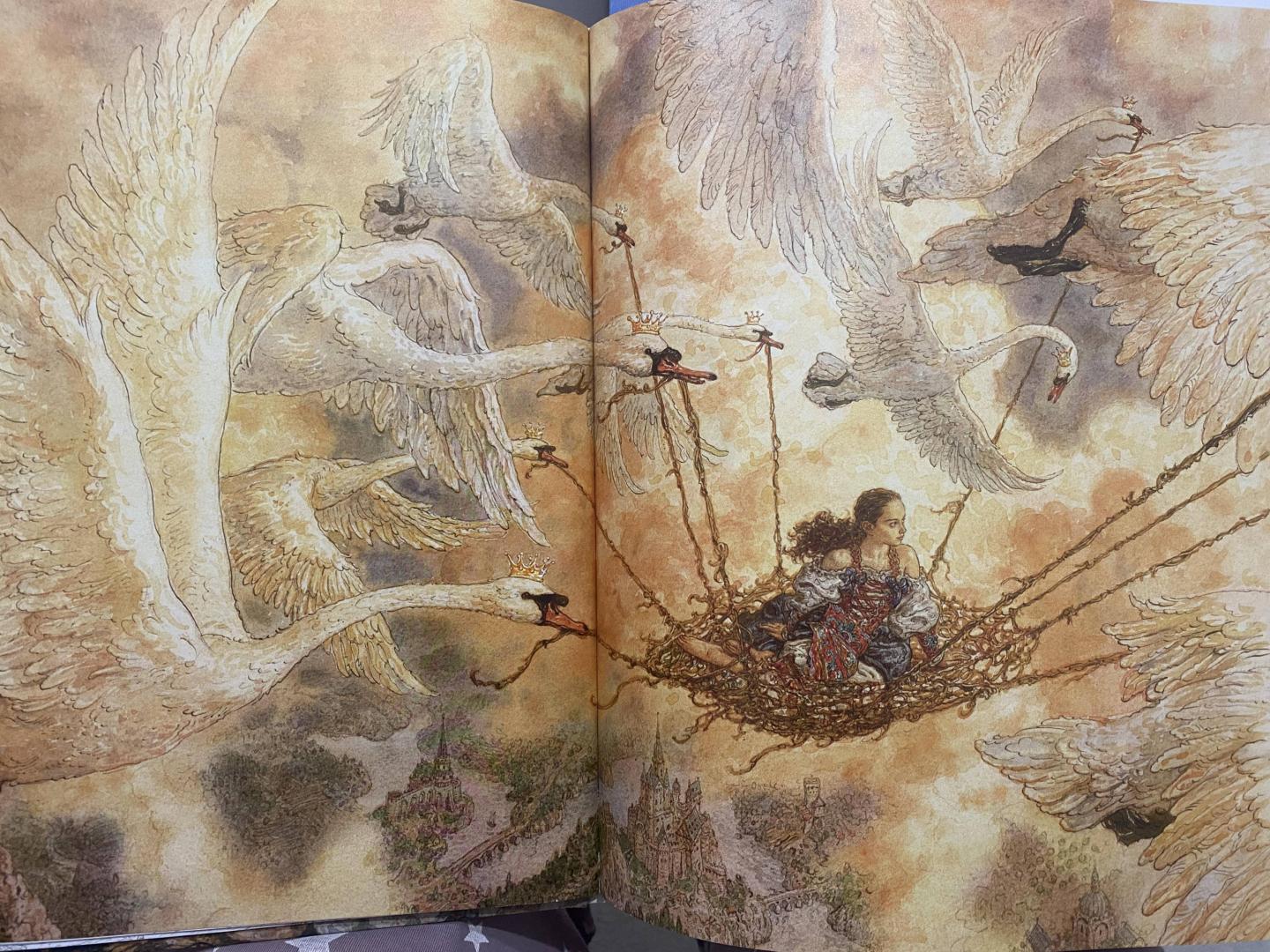 Иллюстрация 84 из 88 для Дикие лебеди - Ханс Андерсен | Лабиринт - книги. Источник: Юкельсон  Елена