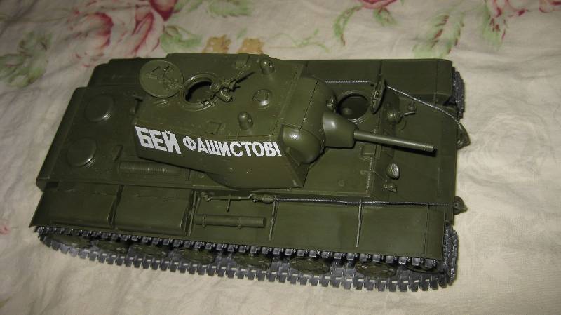 Иллюстрация 9 из 11 для Советский тяжелый танк КВ-1 (3539) | Лабиринт - игрушки. Источник: Лунис  Татьяна