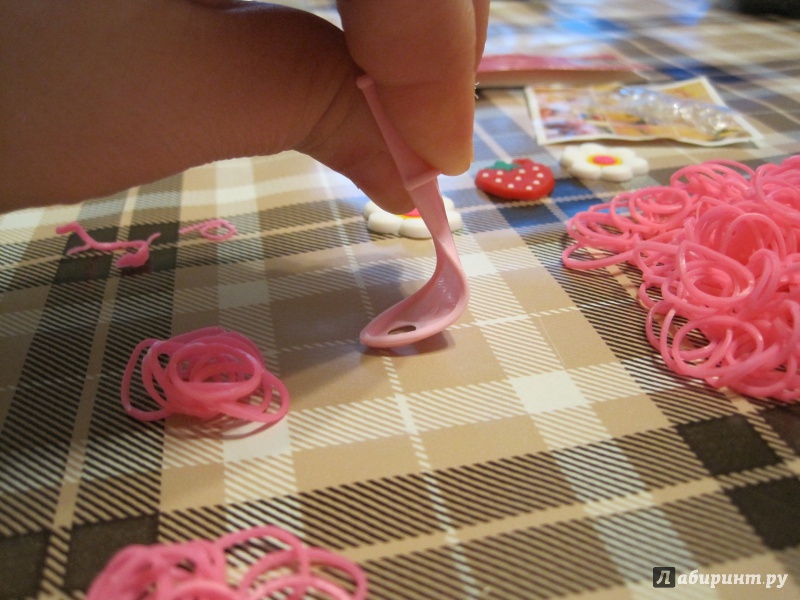 Иллюстрация 9 из 11 для Резинки для плетения (розовый, 300 штук) (39674) | Лабиринт - игрушки. Источник: Наталья