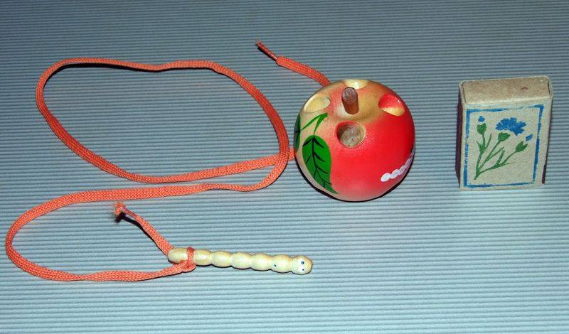 Иллюстрация 4 из 5 для Яблоко-шнуровка малое лакированное расписное (Ш-050) | Лабиринт - игрушки. Источник: Годовёнок