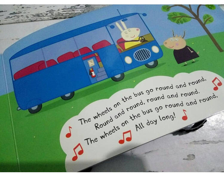 Иллюстрация 4 из 5 для Peppa Pig. The Wheels on the Bus. Board Book | Лабиринт - книги. Источник: Исаева  Екатерина Юрьевна