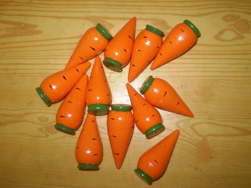 День моркови в детском саду. Поделка морковка. Маленькие морковки для поделки. Морковки деревянные игрушки для малышей. Счетный материал морковь.