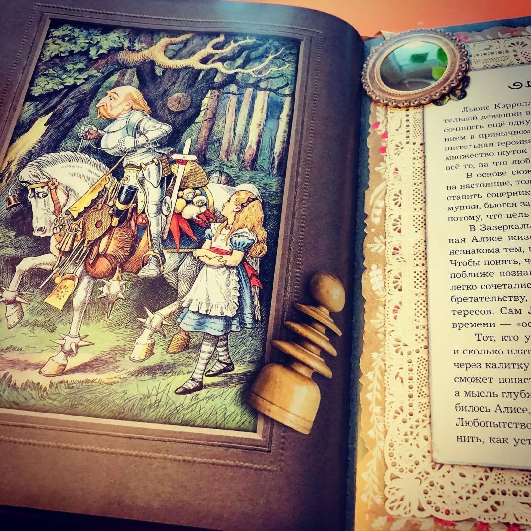 Иллюстрация 99 из 117 для Алиса в Зазеркалье, или Сквозь зеркало и что там увидела Алиса - Льюис Кэрролл | Лабиринт - книги. Источник: Соня Ко