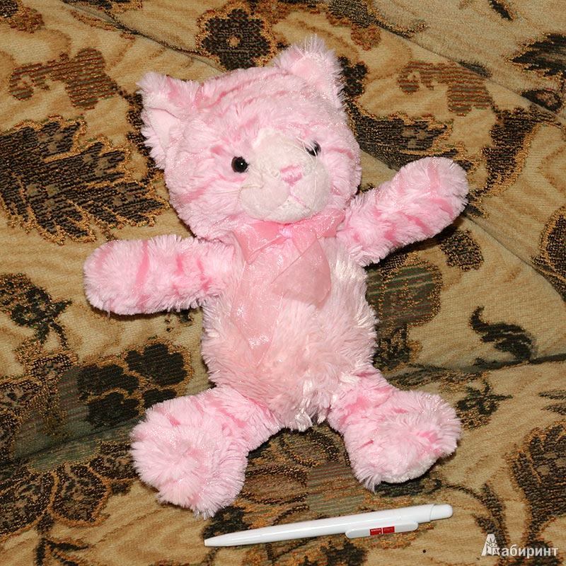 Иллюстрация 3 из 4 для Мягкая игрушка. Кот розовый, с бантом. 25 см (41002) | Лабиринт - игрушки. Источник: Кнопа2