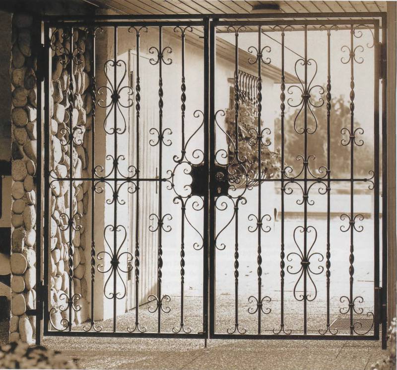 Иллюстрация 12 из 14 для Металлическое кружево. Ворота и решетки | Лабиринт - книги. Источник: Ялина