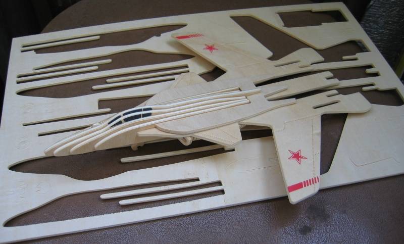 Иллюстрация 4 из 6 для Модель сборная деревянная Палубный истребитель | Лабиринт - игрушки. Источник: Tati08