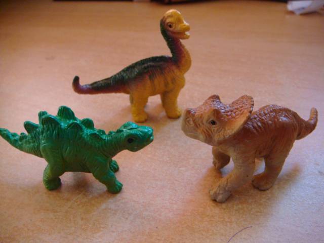 Иллюстрация 5 из 7 для Детеныши динозавров, 10 фигурок (680104) | Лабиринт - игрушки. Источник: Glitz