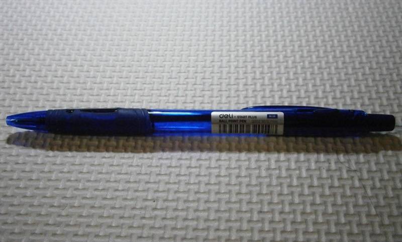 Иллюстрация 4 из 6 для Ручка шариковая автоматическая "Deli" (0,7 мм, синий) (EQ00230) | Лабиринт - канцтовы. Источник: Сурикатя