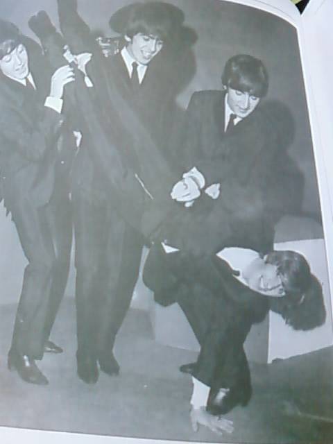 Иллюстрация 8 из 24 для The Beatles. История создания легендарного квартета. Биография в фотографиях. | Лабиринт - книги. Источник: lettrice