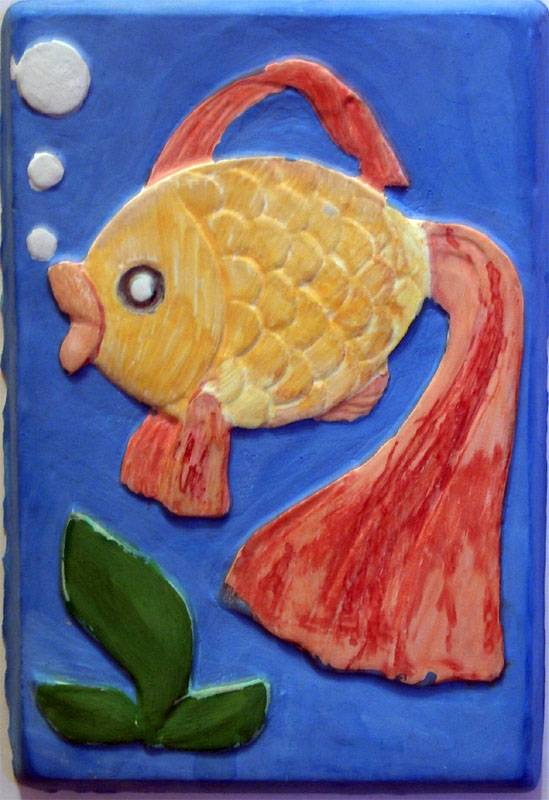 Рельефный пластилин. Рельефная лепка для детей. Рыбка из пластилина. Декоративная рыбка лепка. Рыба из скульптурного пластилина.