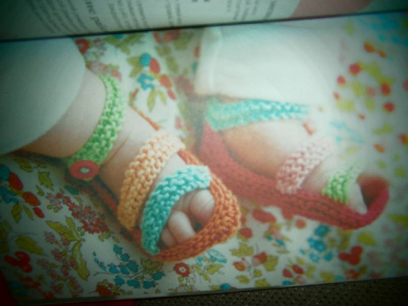 Иллюстрация 13 из 16 для Вяжем обувь для малышей: Оригинальные модели - Катрин Букерель | Лабиринт - книги. Источник: Eva2030