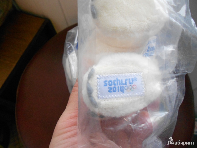 Иллюстрация 10 из 14 для Белый мишка с шарфом, 20 см "Sochi 2014" (GT5566) | Лабиринт - игрушки. Источник: Дежникова  Валентина