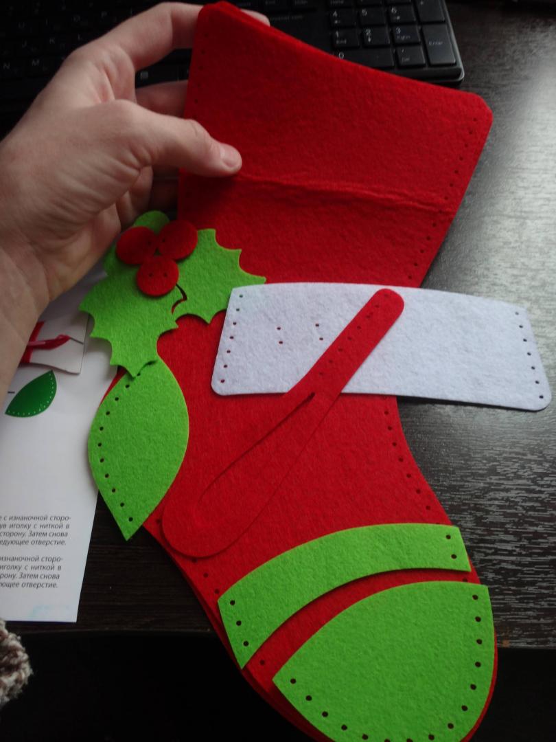 Иллюстрация 4 из 5 для Набор для творчества "Новогодний носок" (красный/ зеленый) фетр | Лабиринт - игрушки. Источник: Лабиринт