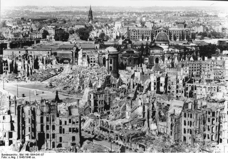 Иллюстрация 11 из 26 для Разрушение Дрездена. Самая крупномасштабная бомбардировка Второй мировой войны. 1944 - 1945 гг - Дэвид Ирвинг | Лабиринт - книги. Источник: spl