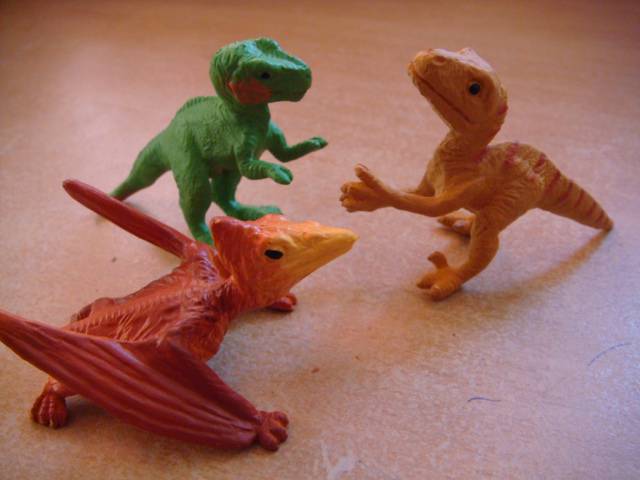Иллюстрация 4 из 7 для Детеныши динозавров, 10 фигурок (680104) | Лабиринт - игрушки. Источник: Glitz