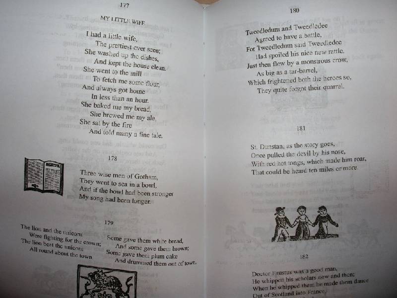Иллюстрация 7 из 11 для Стихи Матушки Гусыни (Mother Goose Rhymes): Сборник. - На английском и русском языке | Лабиринт - книги. Источник: Tiger.