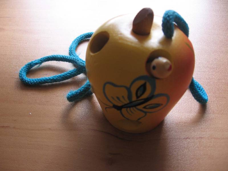 Иллюстрация 1 из 9 для Яблоко-шнуровка художественное, окрашенное | Лабиринт - игрушки. Источник: Red cat ;)