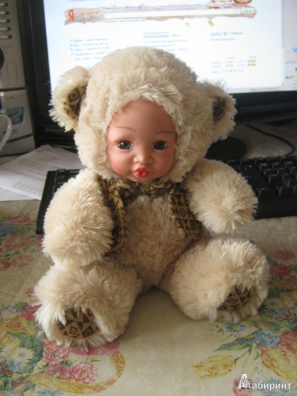 Иллюстрация 3 из 3 для Кукла "Anna De Wailly". Медвежонок в жилетке, 20 см (12НК058F-3) | Лабиринт - игрушки. Источник: Далаажик  Вера Витальевна