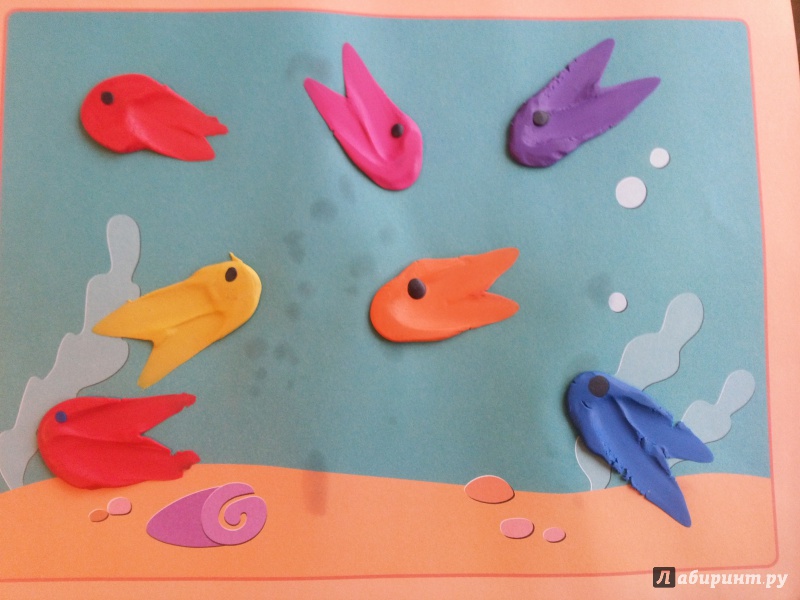 Рыбки первая младшая группа. Занятия с пластилином для малышей. Лепка с детьми 2-3 лет рыбка. Рыбка из пластилина младшая группа. Рыбка из пластилина для малышей 2-3 годика.